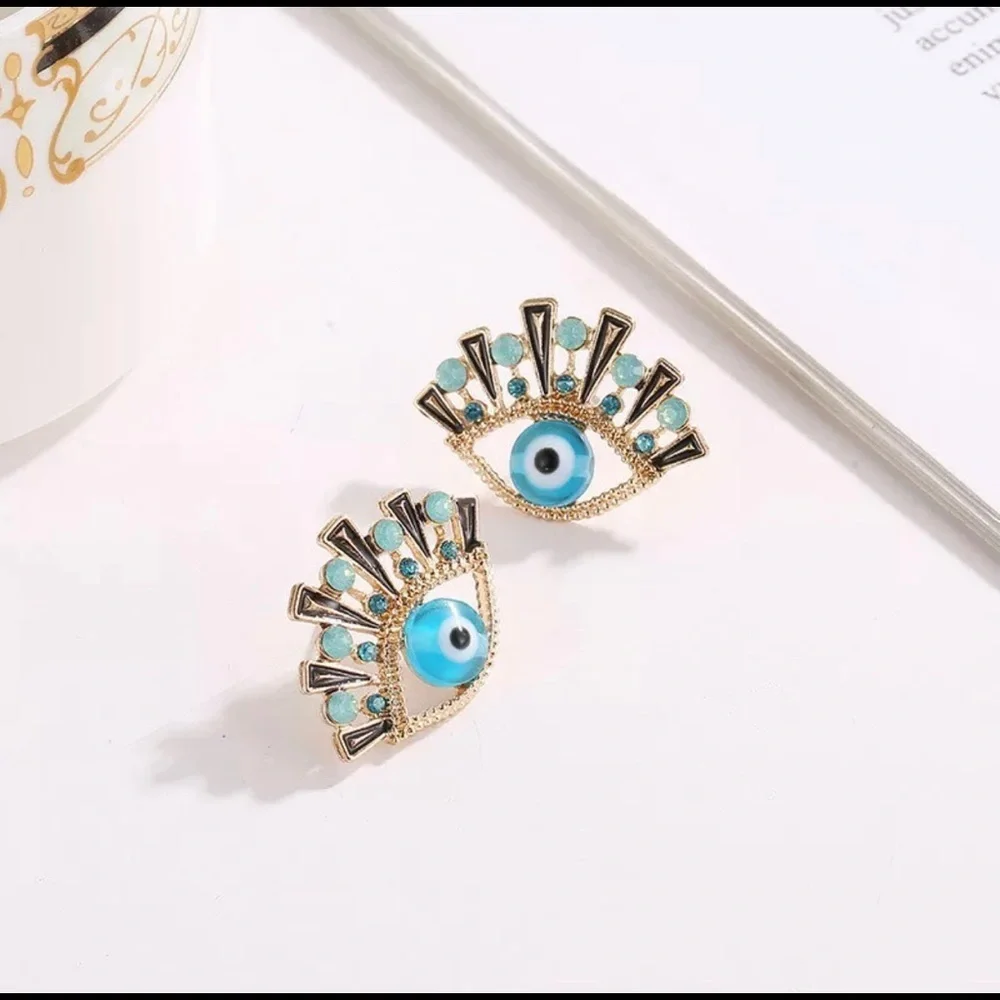 Designers Brands For Customers That Love To Wear Casual and Elegant Accessories;